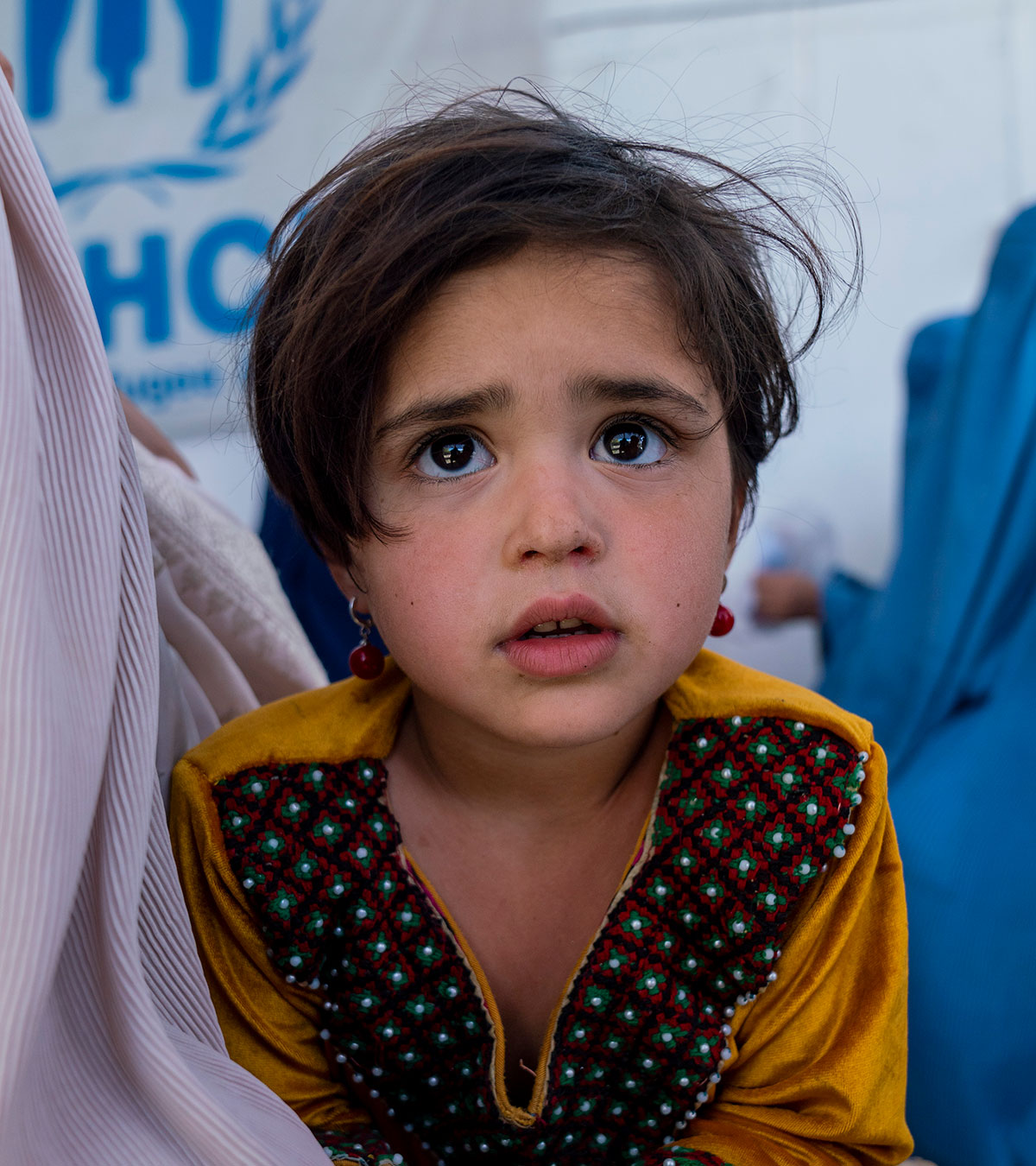 Garota afegã olhando para cima