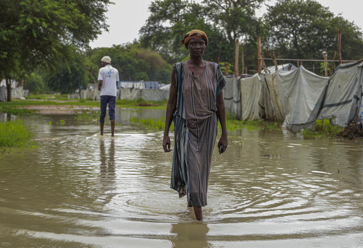 Refugiada enfrenta enchente