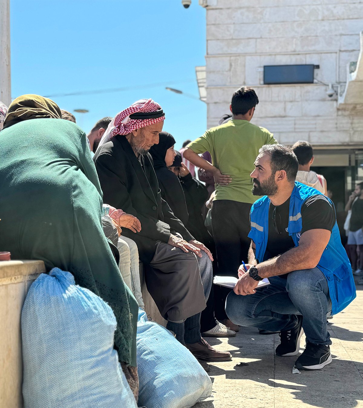 Funcionário do ACNUR ajuda refugiados no Líbano.